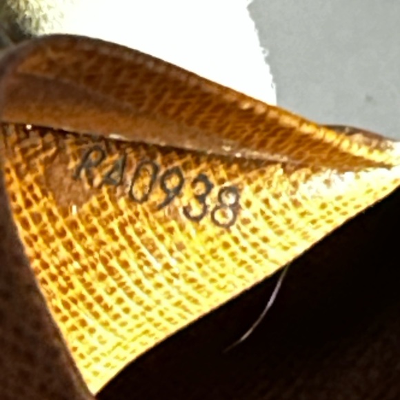 Authenticated LOUIS VUITTON Monogram Tressor Wallet - Picture 14 of 14